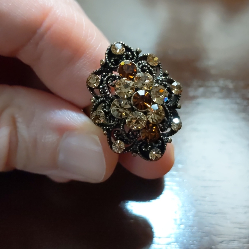Sparkly adjustable ring, brown tones.